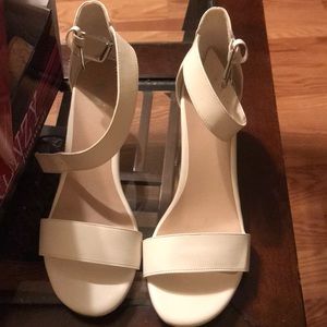 Women white wedge sandal